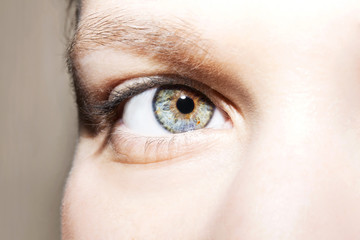 Obraz premium Piękny wnikliwy wygląd oczu kobiety