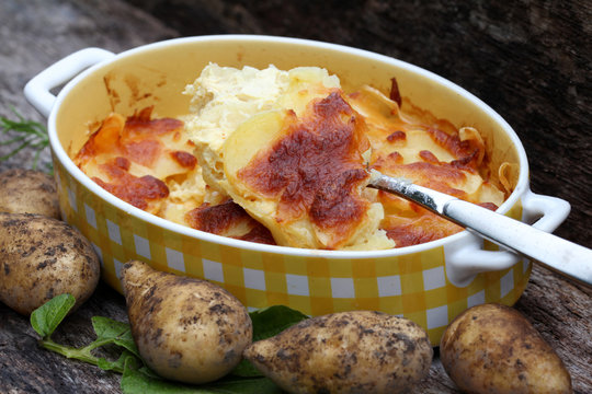 originaler Kartoffelauflauf in der Backform