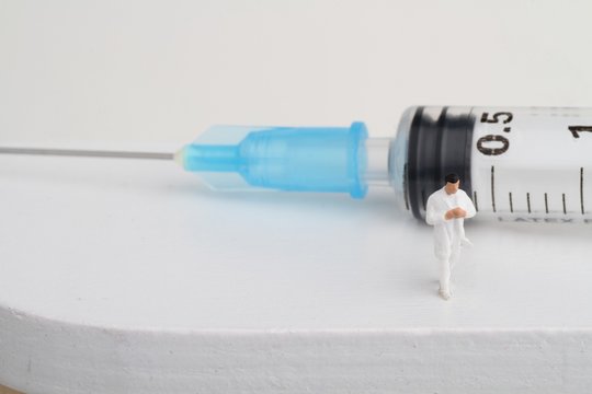 miniatura di medico con siringa
