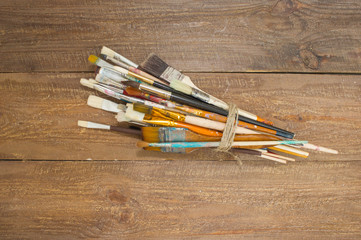 Obraz premium Brushes on a wooden background. The workplace of the artist. Banner for school
