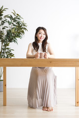 部屋でくつろぐ女性