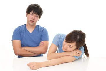 疲れた様子のカップル