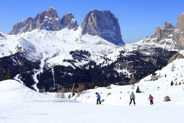 Fototapeta na wymiar Familie beim Skiurlaub