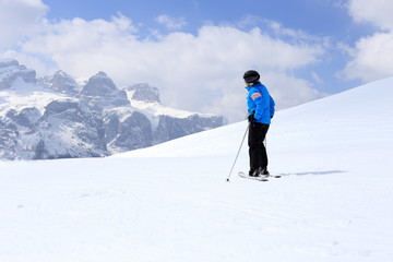 Fototapeta na wymiar Skisportler mit Gipfeln