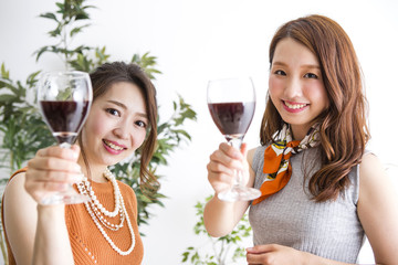 ワインを飲む女性たち