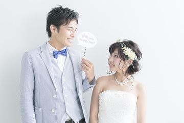 フォトプロップスでプロポーズする新郎新婦