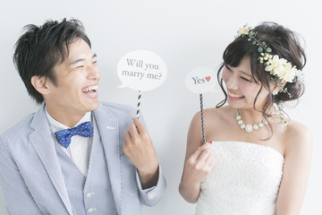 フォトプロップスでプロポーズする新郎新婦