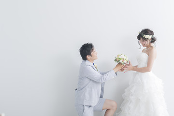 プロポーズをする新郎新婦