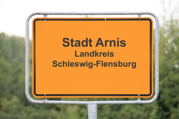 Ein Ortseingangsschild Arnis