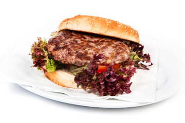 Hamburguesa de carne sobre un plato con fondo blanco aislado. Vista superior
