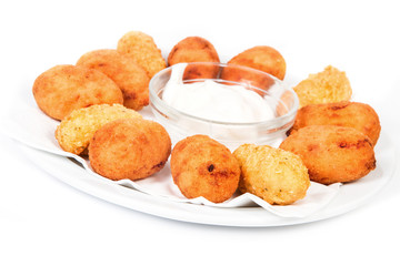 Croquetas en plato blanco sobre fondo blanco aislado. Vista de frente y de cerca