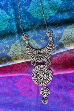 Collana etnica  e stoffe colorate