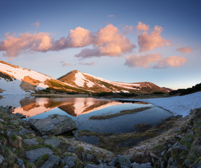 Obraz premium Spring landscape with small mountain lake