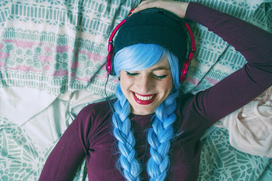 Adolescente alternativa escuchando m&uacute;sica