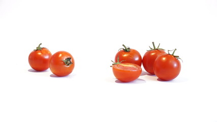 Крассные помидоры лежат на белом фоне