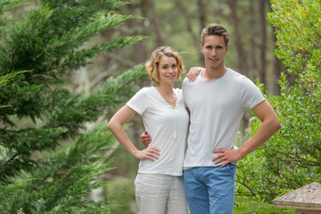 Obraz premium young happy couple walking in the park
