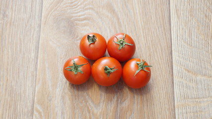 Крассные помидоры лежит на деревянном столе