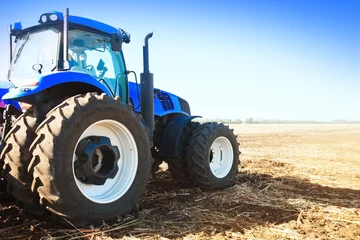 Fotobehang Blue tractor in a field © murika