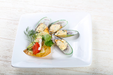 Baked mussels in cream sauce