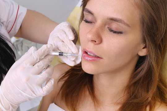 Procedure filler injection in beauty clinic.