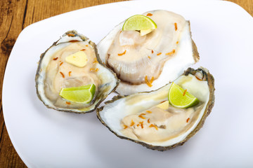 Raw oysters with lime