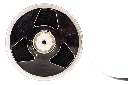 Magnetic tape reel isolated