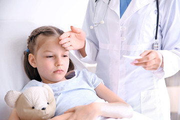 Naklejka premium Cute girl visiting doctor