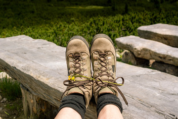 Mit Wanderschuhen auf dem Höhenweg