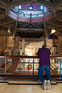 Nazaret: un uomo prega nella Basilica dell'Annunciazione il 2 settembre 2015. Costruita nel 1969, la Basilica si trova nel luogo in cui l'arcangelo Gabriele annunciò a Maria la nascita di Gesù