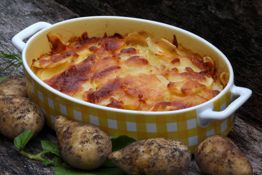 originaler Kartoffelauflauf in der Backform