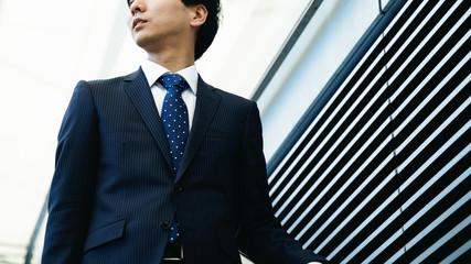 屋外のビジネスマン 