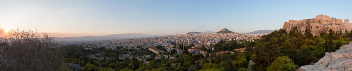 Fototapeta premium Panorama über das antike und moderne Athen bei Sonnenuntergang