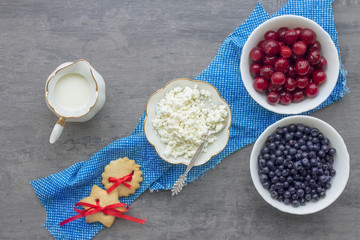 Cottage cheese with berries, milk and biscuit