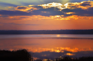 Obraz premium Sunrise over the lake early in the morning with beautiful clouds