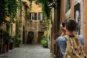 Turista che fa foto a Trastevere, Roma