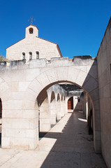 Fototapeta na wymiar Tabga, Israele: la Chiesa della Moltiplicazione dei pani e dei pesci il 3 settembre 2015