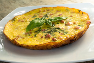 Frittata con bacon e basilico
