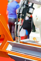 Robotic cutting machine