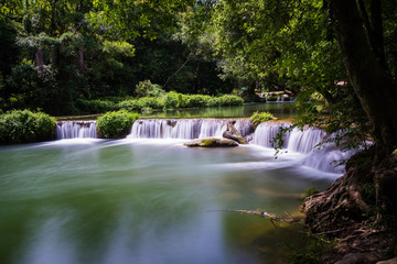 Naklejka premium Jed-Sao-Noi Waterfall in Saraburi