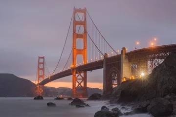 Photo sur Plexiglas Plage de Baker, San Francisco Crack in the clouds behind the Golden Gate Bridge as seen from Marshall's Beach. The Presidio, San Francisco, California, USA.