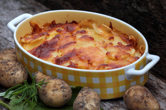 originaler Kartoffelauflauf in der Backform