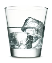 Photo sur Plexiglas Alcool Verre de vodka avec de la glace sur fond blanc