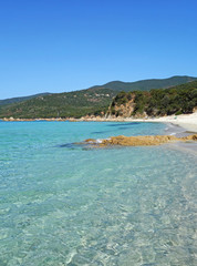 Fototapeta na wymiar Belle plage Corse, mer bleue turquoise