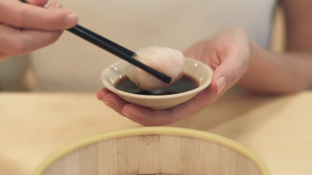 xiaolongbao,steamed dumpling with soy sauce