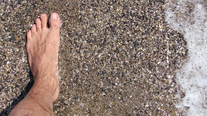 Piede in riva al mare