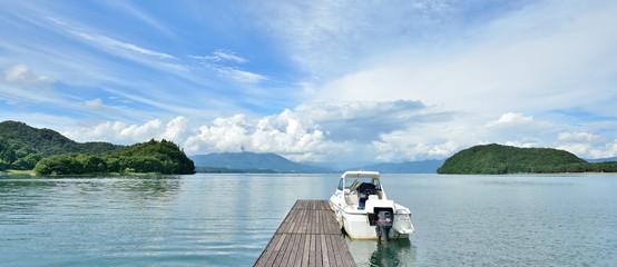 青空と湖とヨットのある風景