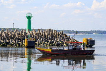 łódka wpływająca do portu w Kołobrzegu