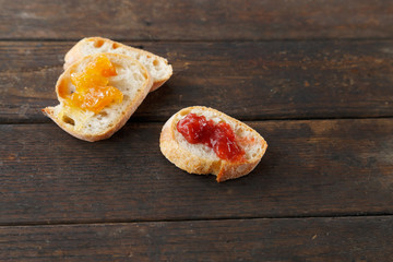 ジャムの乗ったフランスパン