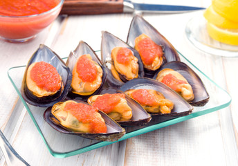 Tray of mussels with tomato sauce