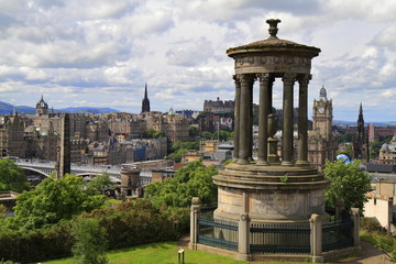 Obraz premium A view over Edinburgh from Calton Hill, Scotland